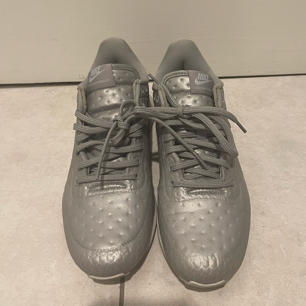 Nike grey/silver sneakers